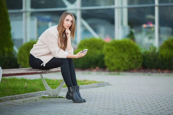 Kvinna stress. Porträtt av mobbad flicka som känner sig ensam och orolig — Stockfoto