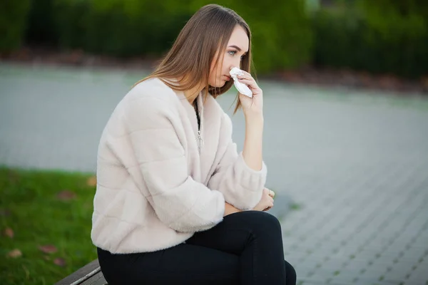 Mujer estresada por el trabajo mientras está sentada al aire libre, prensa de colegas — Foto de Stock