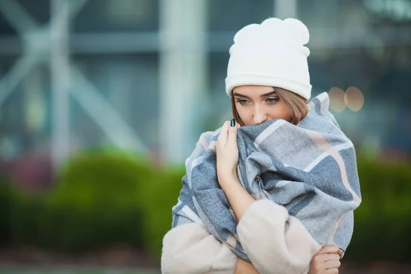 Perempuan stres. Indah sedih putus asa wanita dalam mantel musim dingin menderita depresi — Stok Foto