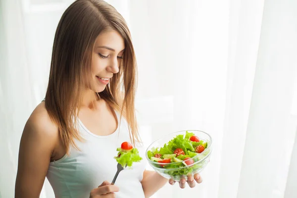Kost och hälsa. Ung kvinna äta hälsosam sallad efter träningspass — Stockfoto