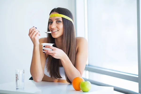 Nutrição saudável e conceito de dieta. Mulher segurando iogurte dentro de casa — Fotografia de Stock