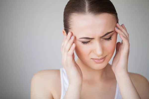 Zdrowia i ból głowy. Piękna kobieta o silne bóle głowy, uczucie bólu — Zdjęcie stockowe