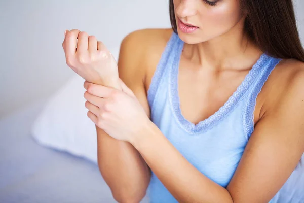 Mano dolorida. Mujer triste con dolor en la mano en casa — Foto de Stock