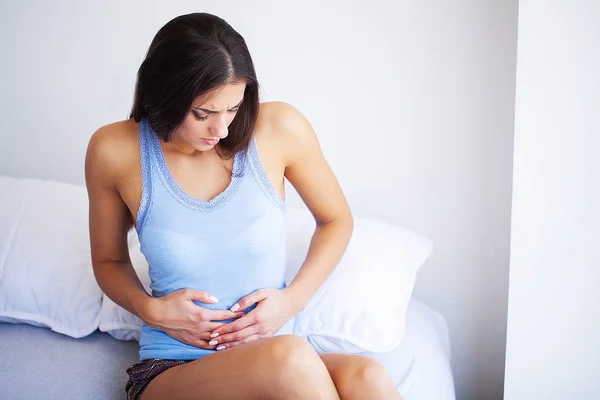 Dolor de estómago. Mujer con dolor de estómago, Mujer que sufre de dolor abdominal — Foto de Stock