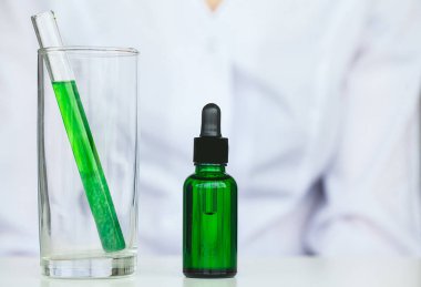 Scin bakım. Bilim adamı test doku güzellik ürünleri ile eller