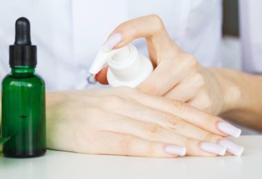 Scin bakım. Bilim adamı test doku güzellik ürünleri ile eller