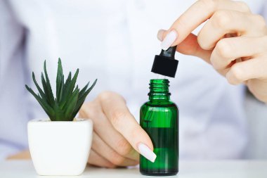 Scin bakım. Bilim adamı test doku güzellik ürünleri ile eller