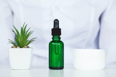 Scin bakım. Bilim adamı test doku güzellik ürünleri ile eller