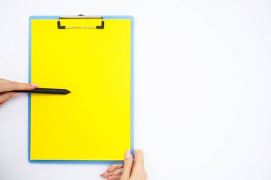 Boş klasör sarı kağıt ile. Bu Holding klasöre el ve beyaz arka plan üzerinde. Boşaltmak. Metin için yer