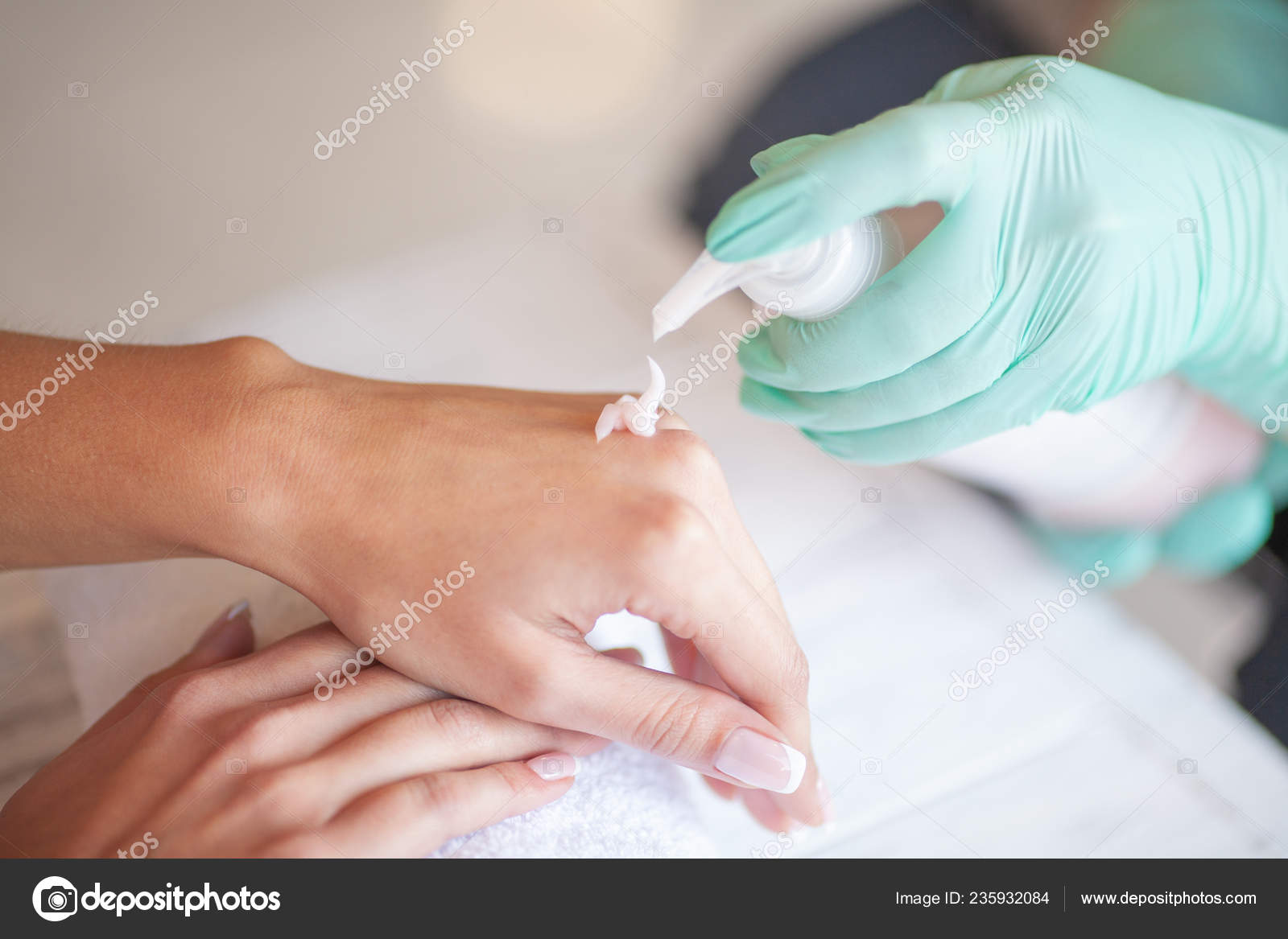 之前在沙龙特写修指甲消毒手 美容师消毒与desinfectant 的客户端 图库照片 C Maksymiv 之前在沙龙特写修指甲消毒手 美容师消毒与desinfectant 的客户端 图库照片 C Maksymiv