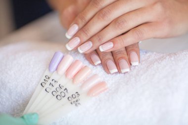 Manikür. Usta onun güzellik salonunda çalışırken dosya onun elinde tutan manikür ustası