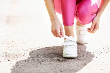 Fitness. Kadın Runner sıkma ayakkabı dantel. Yol Closeup Ayakkabı üzerinde çalışan runner kadın ayakları