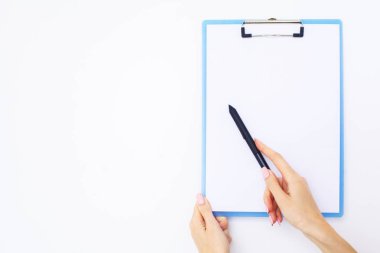 Boş klasör beyaz kağıt ile. Bu Holding klasöre el ve beyaz arka plan üzerinde. Boşaltmak. Metin için yer