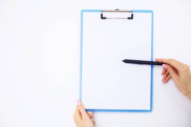 Boş klasör beyaz kağıt ile. Bu Holding klasöre el ve beyaz arka plan üzerinde. Boşaltmak. Metin için yer