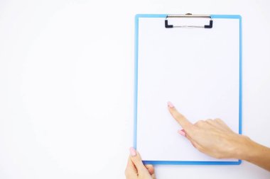 Boş klasör beyaz kağıt ile. Bu Holding klasöre el ve beyaz arka plan üzerinde. Boşaltmak. Metin için yer