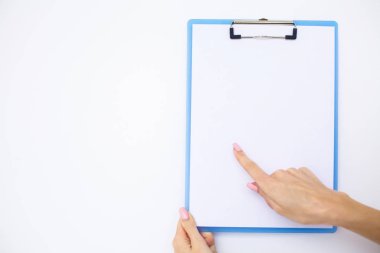 Boş klasör beyaz kağıt ile. Bu Holding klasöre el ve beyaz arka plan üzerinde. Boşaltmak. Metin için yer