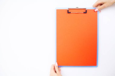 Boş klasör kırmızı kağıt ile. Bu klasör Holding ve beyaz zemin üzerine kalem ver. Boşaltmak. Metin için yer