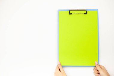 Boş klasör yeşil kağıt ile. Bu klasör Holding ve Pan sap beyaz arka plan üzerinde el. Boşaltmak. Metin için yer