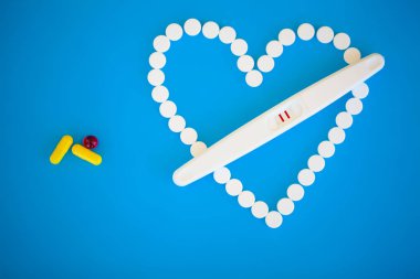 Hamilelik testi. İki şeritler ile olumlu sonucudur. Hap ile kısırlık tedavisinde, bir çocuk hamile kalma yardım et. Gebelik üzerinden tabletleri işe yaramazsa, Doğum kontrolü