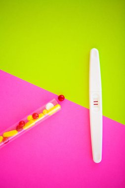 Hamilelik testi. İki şeritler ile olumlu sonucudur. Hap ile kısırlık tedavisinde, bir çocuk hamile kalma yardım et. Gebelik üzerinden tabletleri işe yaramazsa, Doğum kontrolü