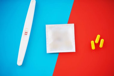 Hamilelik testi. İki şeritler ile olumlu sonucudur. Hap ile kısırlık tedavisinde, bir çocuk hamile kalma yardım et. Gebelik üzerinden tabletleri işe yaramazsa, Doğum kontrolü