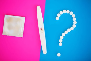 Hamilelik testi. İki şeritler ile olumlu sonucudur. Hap ile kısırlık tedavisinde, bir çocuk hamile kalma yardım et. Gebelik üzerinden tabletleri işe yaramazsa, Doğum kontrolü