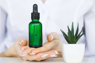 Tıp. Laboratuar teknisyeni Kimya deney yapıyor. Laboratuvar Test tüpü kontrol bilim adamı yakın çekim