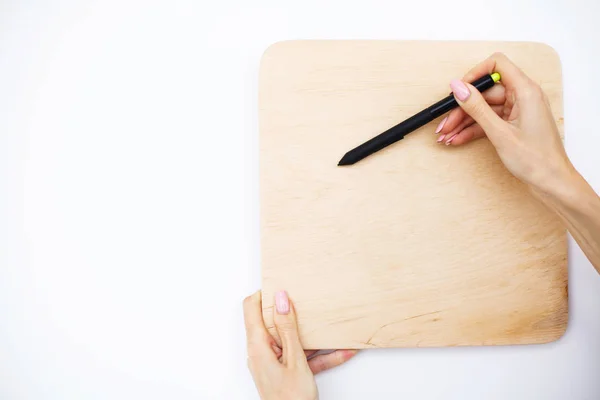 Office Woman Hands Holding a A Tree Board on White Background. Copyspace. Place pour le texte — Photo