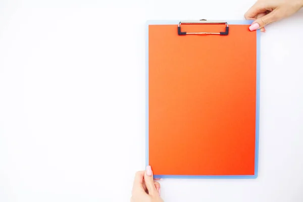 Leere Mappe mit rotem Papier. Hand, die Ordner und Stift auf weißem Hintergrund hält. Kopierraum. Platz für Text — Stockfoto