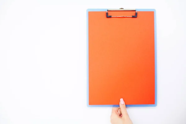 Leere Mappe mit rotem Papier. Hand, die Ordner und Stift auf weißem Hintergrund hält. Kopierraum. Platz für Text — Stockfoto