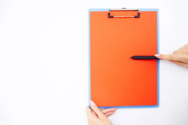 Leere Mappe mit rotem Papier. Hand, die Ordner und Stift auf weißem Hintergrund hält. Kopierraum. Platz für Text — Stockfoto