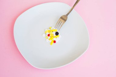 Hap plaka üzerinde kapatın. Diyet takviyeleri. Çeşitli hap. Vitamini kapsülleri plaka üzerinde