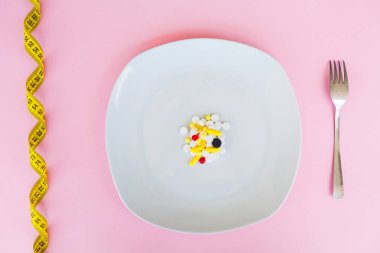 Hap plaka üzerinde kapatın. Diyet takviyeleri. Çeşitli hap. Vitamini kapsülleri plaka üzerinde