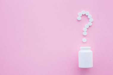 Hapları kapatın. Diyet takviyeleri. Çeşitli hap. Vitamini kapsülleri pembe bir arka plan üzerinde