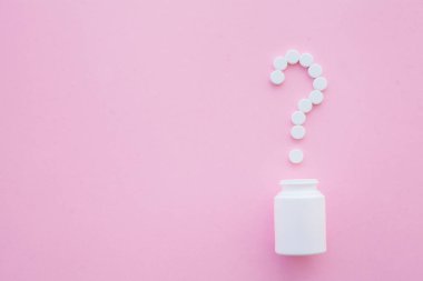 Hapları kapatın. Diyet takviyeleri. Çeşitli hap. Vitamini kapsülleri pembe bir arka plan üzerinde