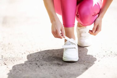 Spor ayakkabı sorun. Kadın Runner bağlayan Her Ayakkabı hazırlanıyor bir dürtmek için