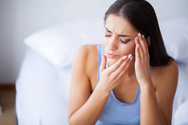 Dolor dental. Hermosa mujer sintiendo dolor fuerte, dolor de muelas — Foto de Stock