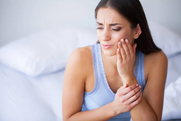 Dolor dental. Hermosa mujer sintiendo dolor fuerte, dolor de muelas — Foto de Stock