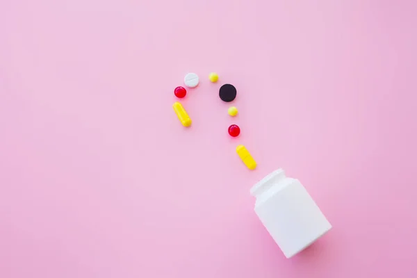 Close up van pillen. Voedingssupplementen. Verschillende pillen. Vitamine capsules op roze achtergrond — Stockfoto