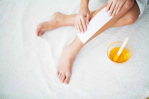 Woskowanie. Kosmetyczka woskowanie nóg Womans w salonie Spa — Zdjęcie stockowe