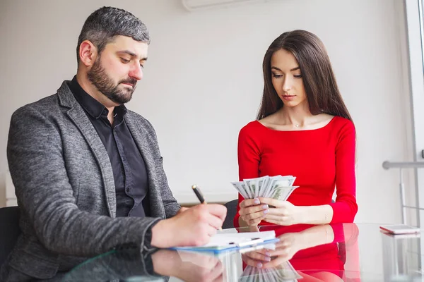 Business Woman Gives Money to Men. Woman Dressed in Red Dress Gives Bribe. Business Man In Gray Jacket Gets Bribe. High Resolution — Stock Photo, Image