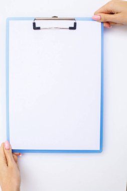 Bir klasör arka plan beyaz tablo hakkında bir beyaz renk kağıt tutan office el. Boşaltmak. Metin için yer