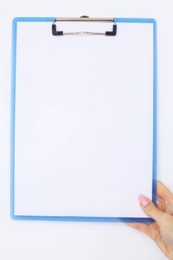 Bir klasör arka plan beyaz tablo hakkında bir beyaz renk kağıt tutan office el. Boşaltmak. Metin için yer