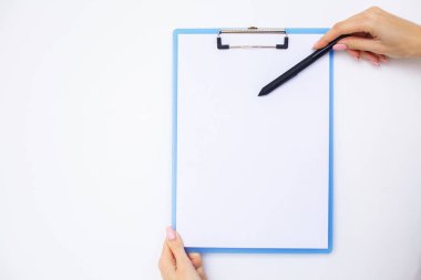 Bir klasör arka plan beyaz tablo hakkında bir beyaz renk kağıt tutan office el. Boşaltmak. Metin için yer