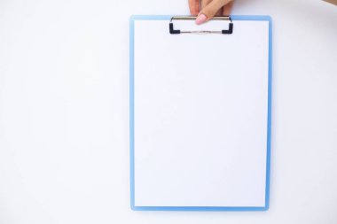 Bir klasör arka plan beyaz tablo hakkında bir beyaz renk kağıt tutan office el. Boşaltmak. Metin için yer.