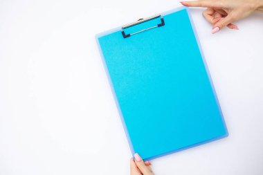 Boş klasör mavi kağıt ile. Bu klasör Holding ve beyaz zemin üzerine kalem ver. Boşaltmak. Metin için yer