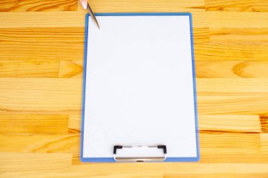 Ahşap masa arka plan üzerinde beyaz renkli kağıt ile bir klasör tutan office el. Boşaltmak. Metin için yer