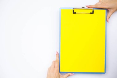 Boş klasör sarı kağıt ile. Bu Holding klasöre el ve beyaz arka plan üzerinde. Boşaltmak. Metin için yer