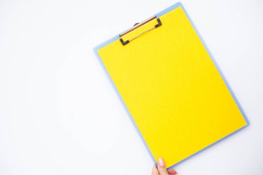 Boş klasör sarı kağıt ile. Bu Holding klasöre el ve beyaz arka plan üzerinde. Boşaltmak. Metin için yer