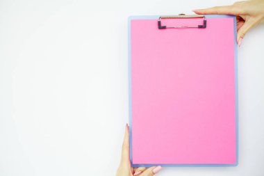 Boş klasör pembe kağıt ile. Bu Holding klasöre el ve beyaz arka plan üzerinde. Boşaltmak. Metin için yer